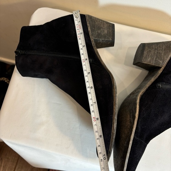 JOHN FLUEVOG Sz 9.5 Ankle Booties Suede Stacked Heel Zipper Closure Boots - Picture 7 of 12